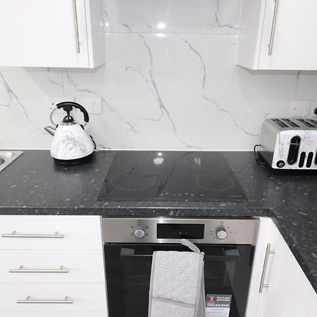 1 Bed Flat, Airport Pick, Drop Available Fibre Broadband, New, Washer Dryer, 10 Mins From City Centre ダートフォード エクステリア 写真